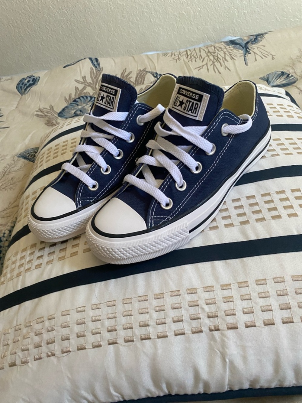 Converse Low Top Sneakers in Navy and White 5 W NEW